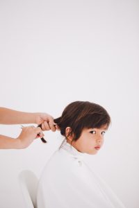 criança a cortar cabelo no franchising cabeleireiro infantil Pabletes